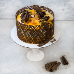 02.BARCELONA
Сочные коржи с грецкими орехами и морковью;
прослойка из домашней солёной карамели,  и авторского крема