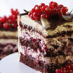 03.HAMBURG
Сочный и ароматный шоколадный бисквит, сливочный крем-чиз и прослойка из вишневого конфи с ароматными пряностями.