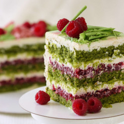 07.NEW ZEALAND
Бархатный бисквит изумрудного цвета, лёгкий сырно-сливочный крем и малиновое конфи - идеальная вкусовая гамма торта