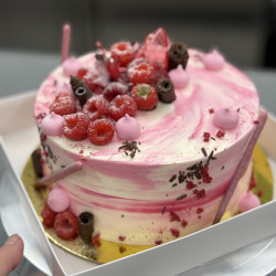 01.AMSTERDAM
Лёгкие ванильные коржи с добавлением семечек ванили, крем на основе сыра Филадельфия и прослойка из малинового конфи.