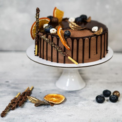 09.RIO DE JANEIRO
Бархатный шоколадный бисквит, шоколадный ганаш, шоколадный крем-чиз и апельсиновая прослойка