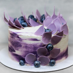 04.ICELAND
Воздушные ванильные коржи с добавлением семечек ванили и ягод черники, крем на основе сыра Филадельфия и черничного конфи.