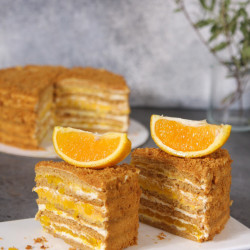 05.MEDOVIK orange
Медовые лимонные коржи, минимум муки, с авторским кремом и апельсиновым соусом