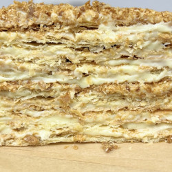 06.NAPOLEON
Коржи из слоеного теста собственного производства, заварной крем с натуральной бурбонной ванилью.