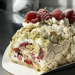 08.PISTACHIO ROLL gluten free
Воздушные меренговые коржи с фисташками, крем на основе сыра Маскарпоне и малиновое конфи
