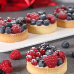 13.Тарталетки
Хрустящая основа из песочного теста, заварной ванильный крем, с настоящими семечками ванили и свежими ягодами.