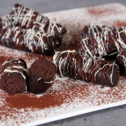 12.Пирожные “Картошка”
Классический десерт из крошки шоколадного бисквита, шоколадного крема с шоколадной глазурью.