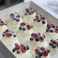 11.Павлова
Меренговая корзинка с корочкой и сердцевиной из бархатного сырного крема. Сочный ягодный соус и россыпь свежих ягод