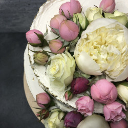 10.Свадебный торт без мастики - индивидуальный дизайн, аккуратная посадка цветов, дегустация по запросу.