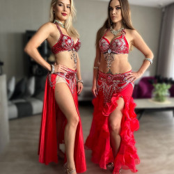 Танцовщицы в красных костюмах - восточный номер