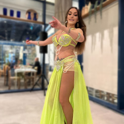 Танцовщица восточного шоу - танцы живота и хина