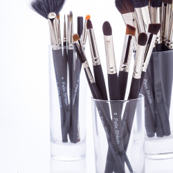 11.Набор кистей для визажиста - работа визажиста в деталях